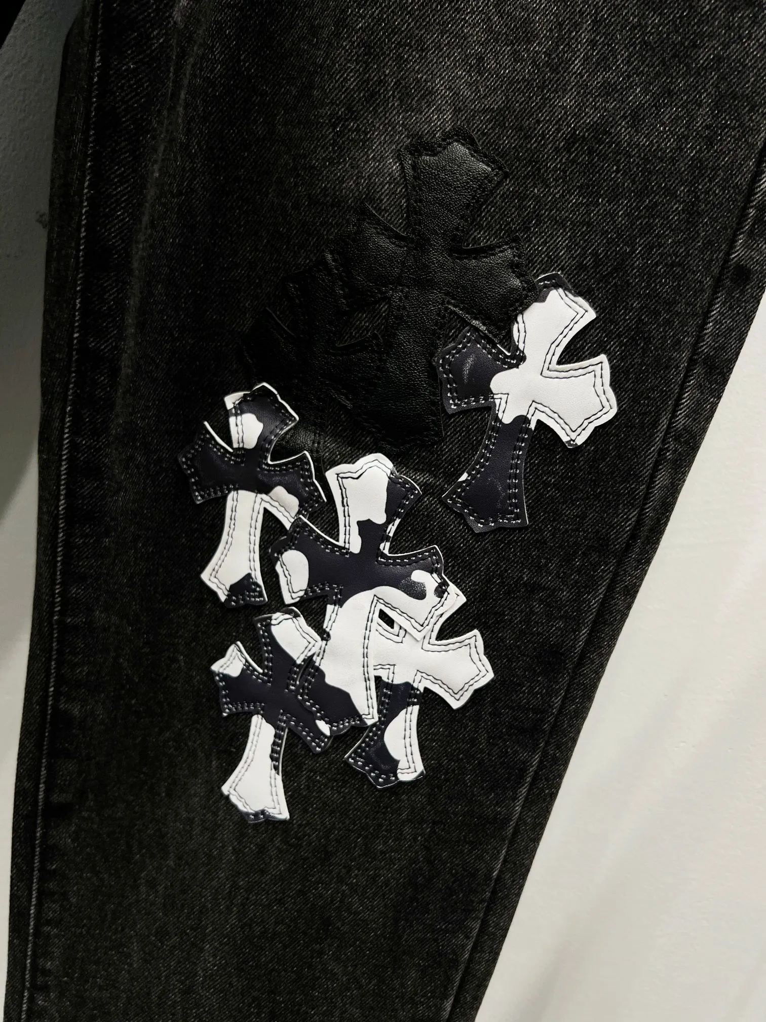 P260 Style number: (C007) Chrome hearts CH co-branded Drak Miami black milk cowhide jeans exude uninhibited personality and unique charm. Every wear and tear is carefully designed to present a unique artistic feel. Made of imported denim fabric, which has undergone heavy industrial washing and destruction treatment, the trousers show a super cool effect on the upper body, allowing you to dominate the fashion stage.  This is more than just a pair of jeans, it is an expression of attitude. With its unique design concept and ultimate pursuit of details, Croxin breaks traditional boundaries and defines the jeans trend in the new era. The trousers are made of double-layer woven fabric with customized hardware. Special Italian cowhide is printed and cut. Customized sheepskin three-layer thick thread leather. The entire body is spliced ​​in heavy water washing. Craftsmen hand-splash ink. You can see the details. Three-dimensional cutting version. Loose and comfortable, not flattering to the figure. Makes taller and slimmer. Seiko factory. Original quality control. Same style for men and women. Can be matched with couples. Versatile recommendation. Must-have jeans for all seasons. Color: black Size: 28-30-32-34